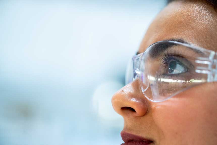 Schutzbrille trage - Schutz vor Augenverätzungen